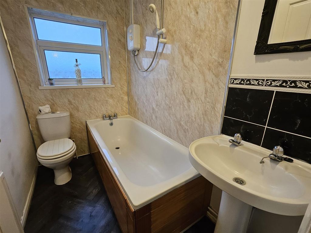 Property photo 2 of 7 Bathroom