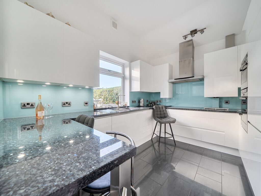 Property photo 3 of 24 1382875-7-691Ef53...