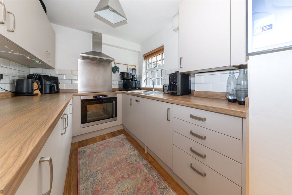 Property photo 3 of 10 Kitchen