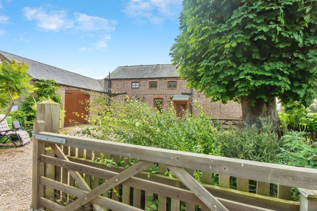 Property photo 2 of 25