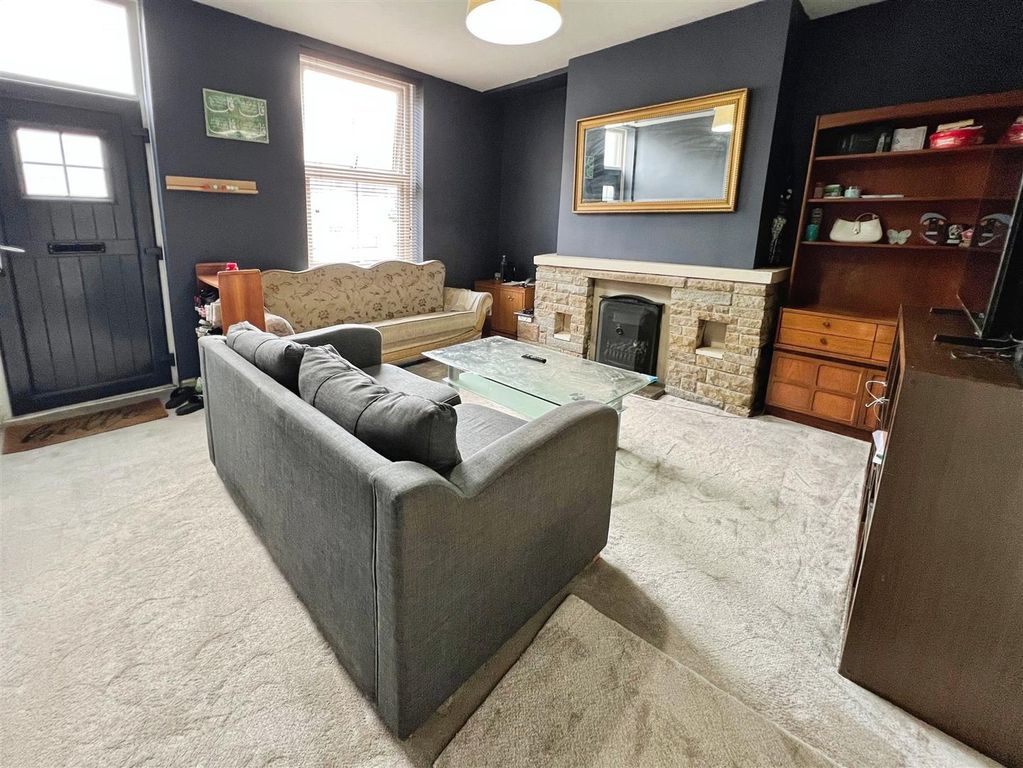 Property photo 3 of 17 Lounge