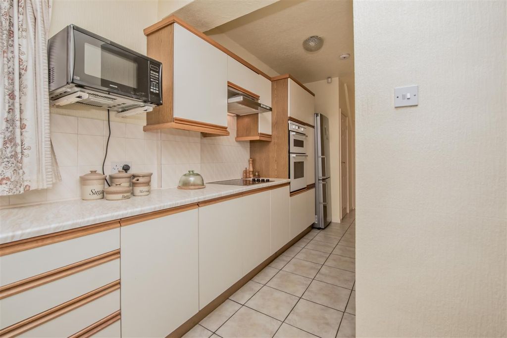 Property photo 3 of 22 Fitted Kitchen: