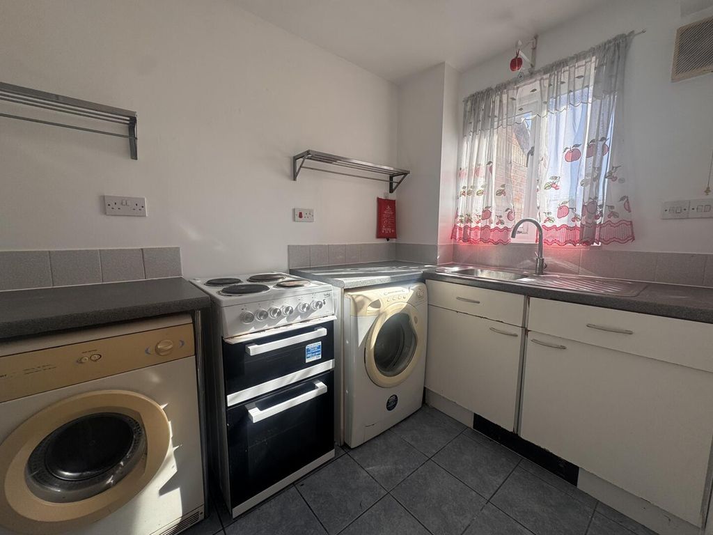 Property photo 3 of 8 Kitchen