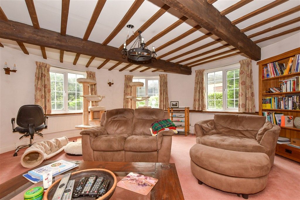 Property photo 3 of 17 Lounge