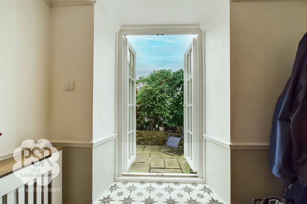 Property photo 2 of 31