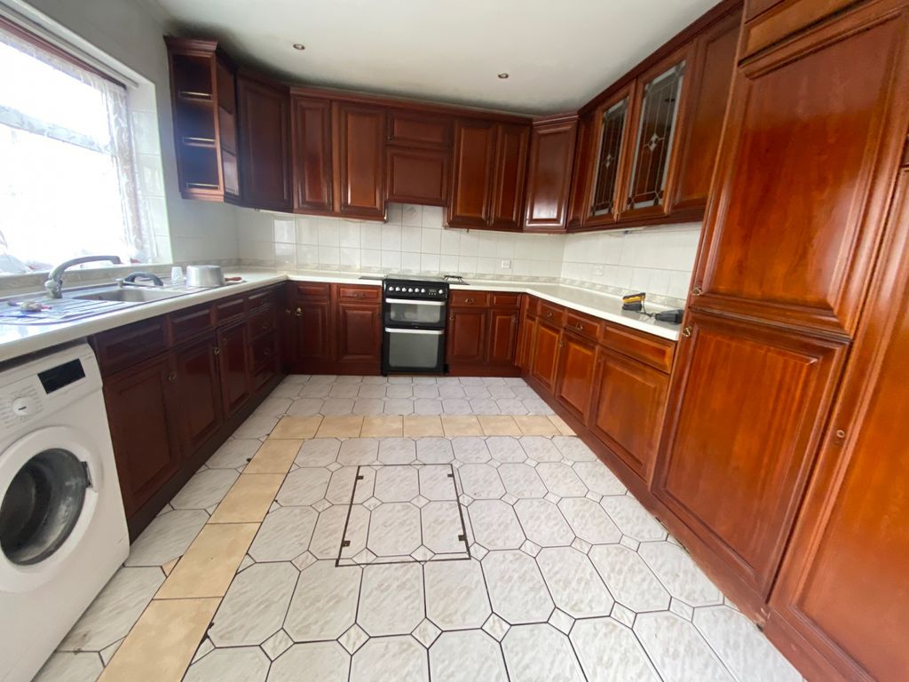 Property photo 1 of 10 Five Bedroom House To Let