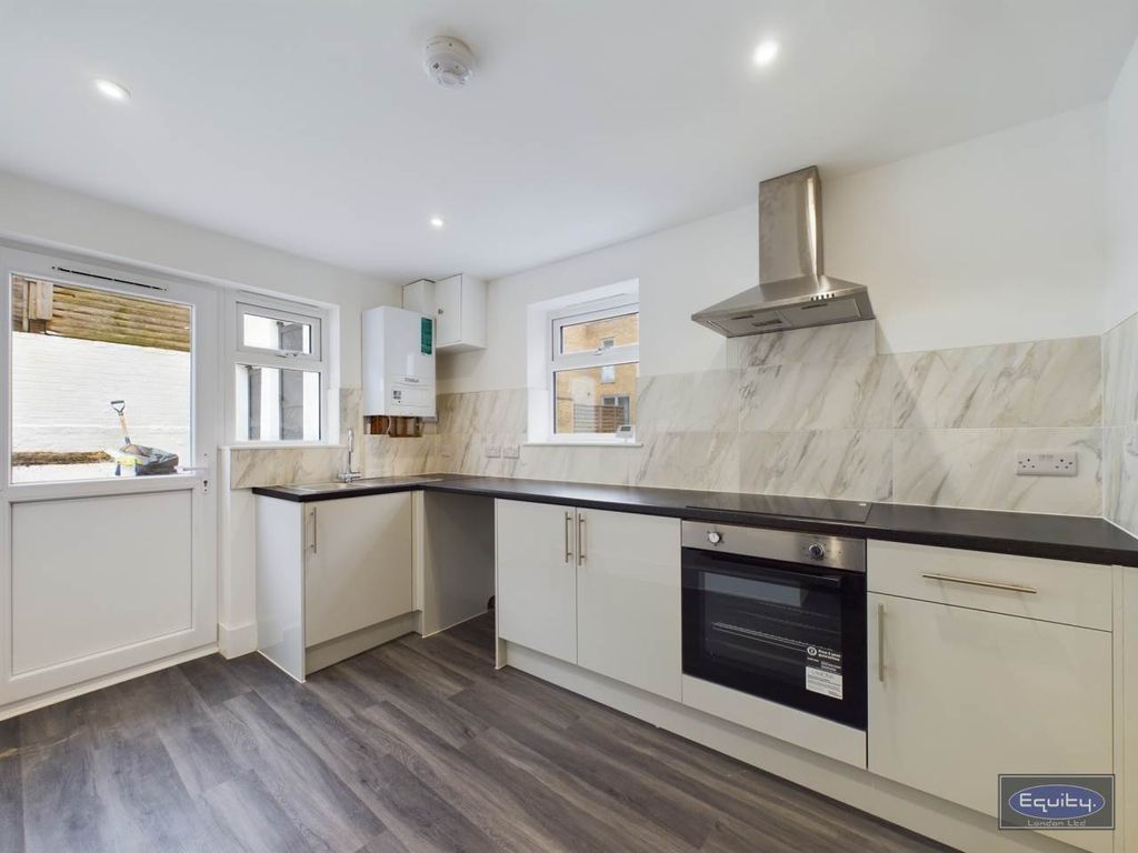 Property photo 3 of 12 Kitchen (2)