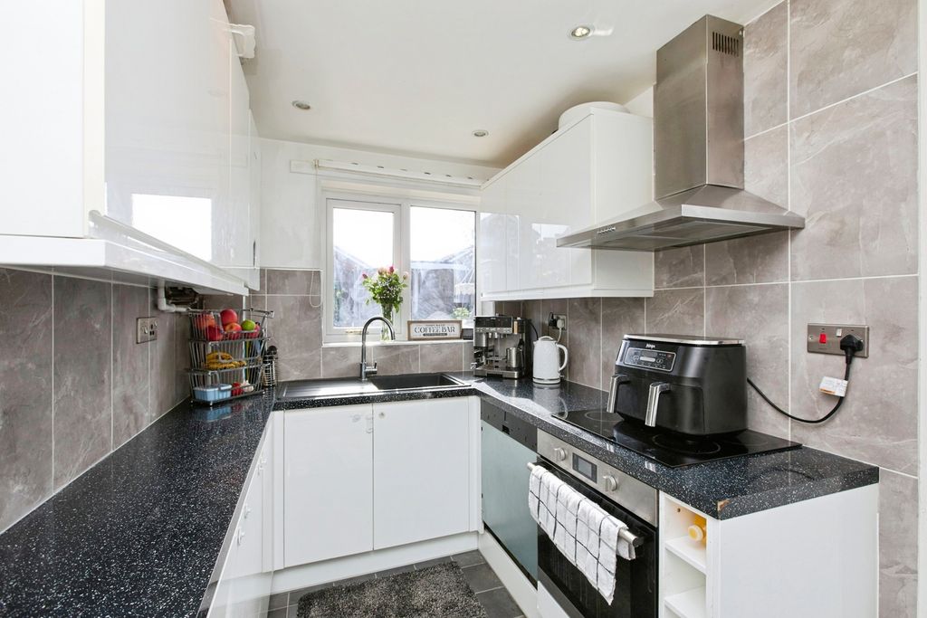 Property photo 3 of 17 Kitchen
