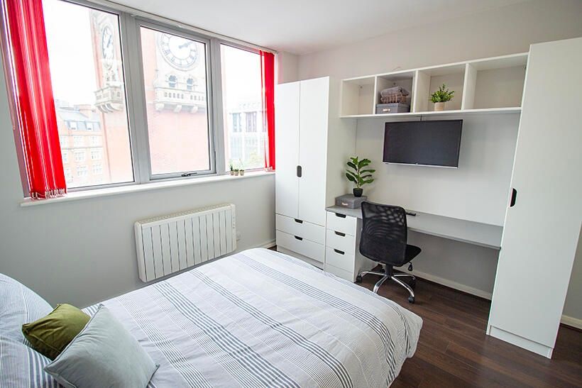Property photo 1 of 7 Bright Double Bedroom With A Comfortable Bed, Buil...