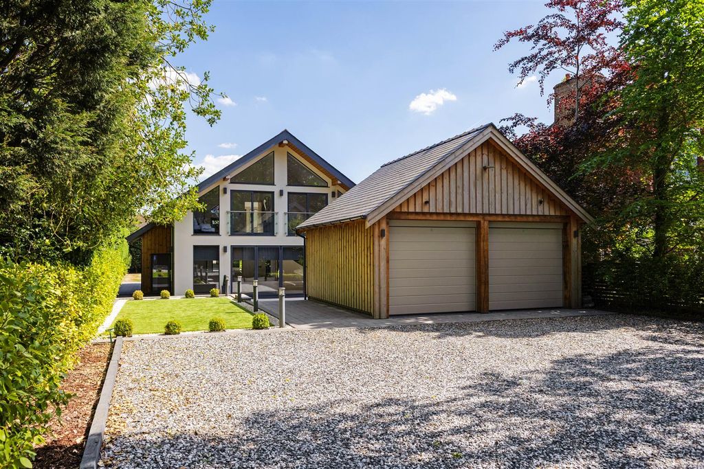 Property photo 1 of 39 91097_Roeness 198A Crewe Road Alsager (1).Jpg