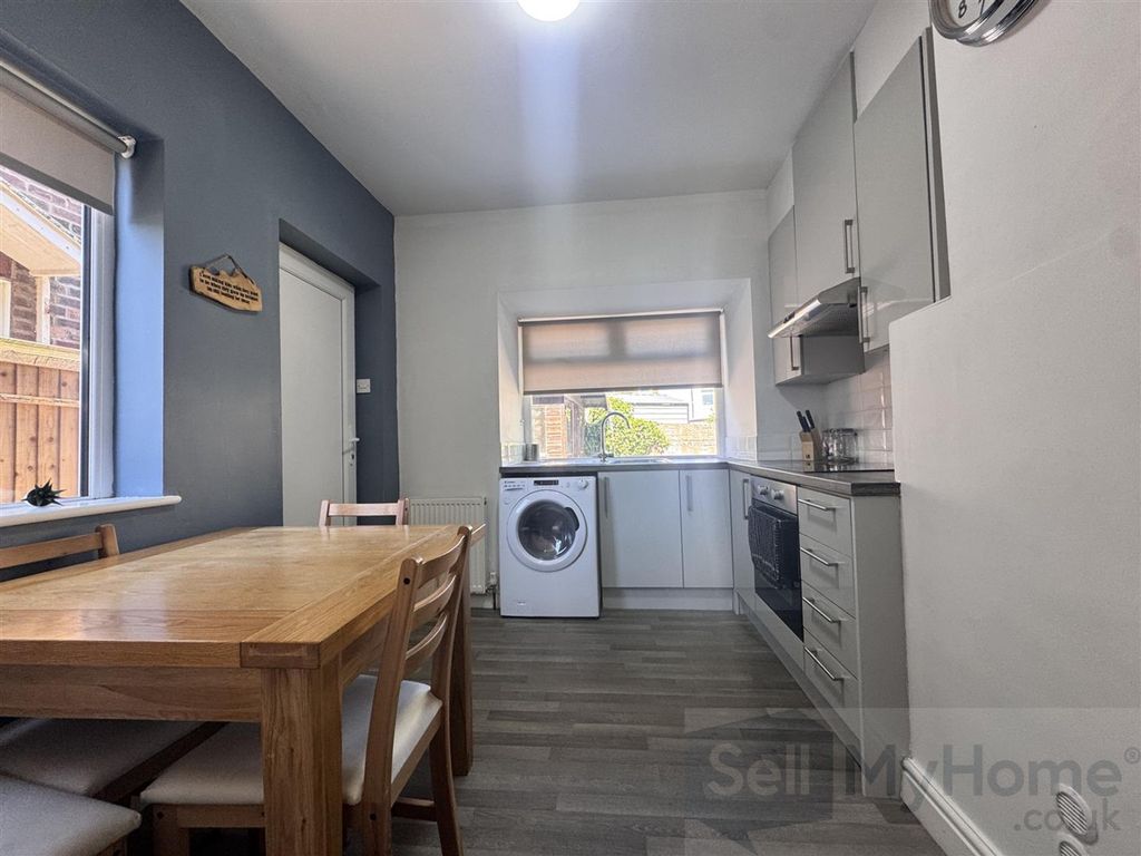 Property photo 3 of 11 Kitchen