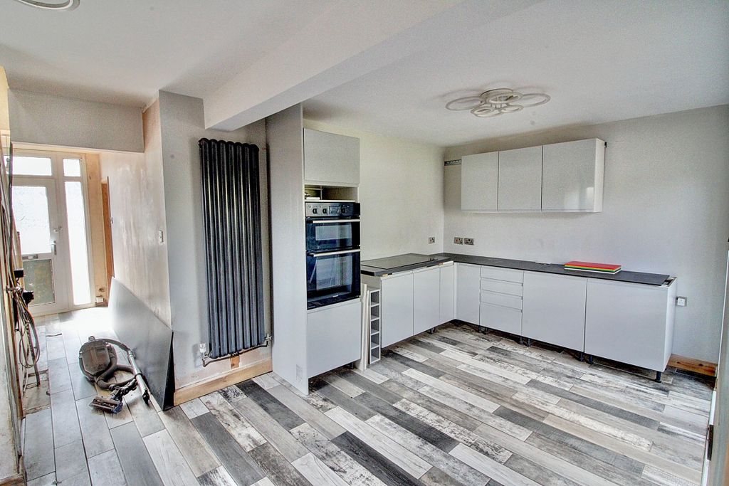 Property photo 2 of 16 2. Kitchen