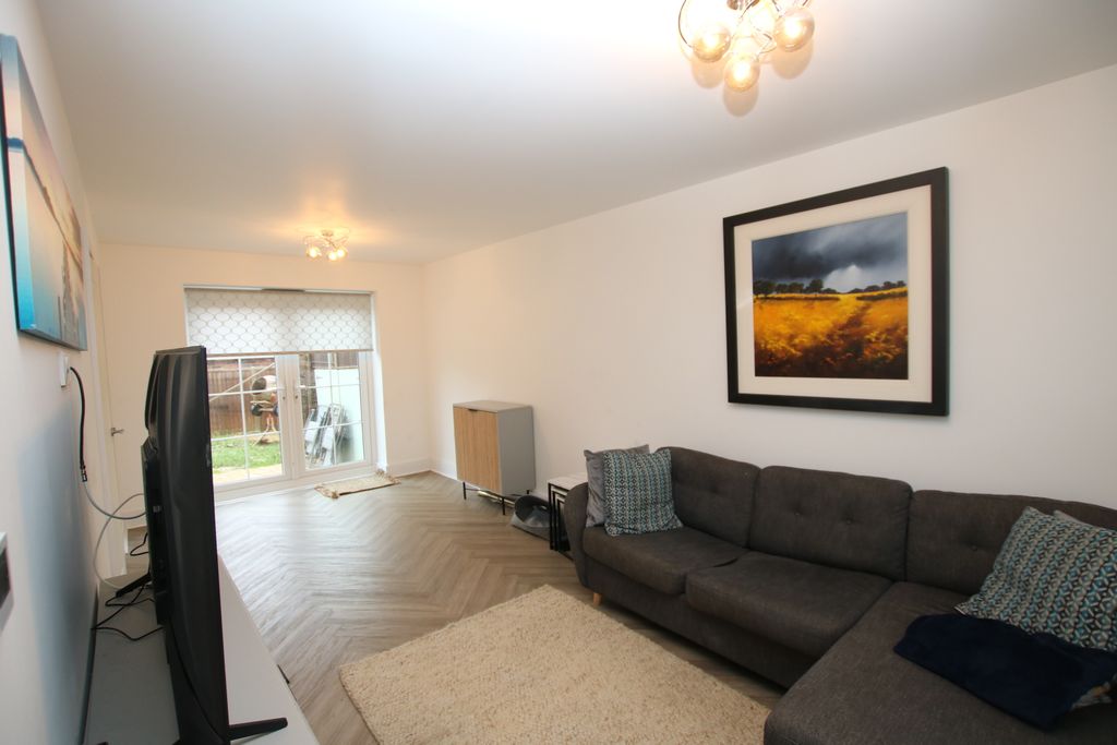 Property photo 3 of 11 33Meadsideh