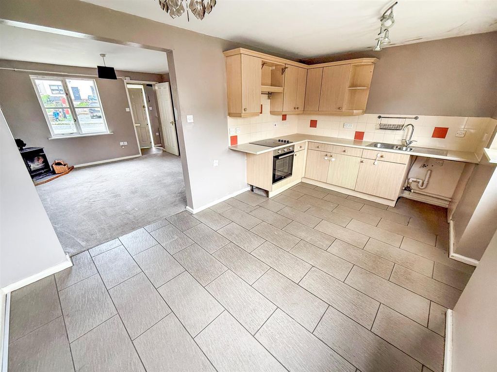 Property photo 3 of 10 Kitchen/Dining Room
