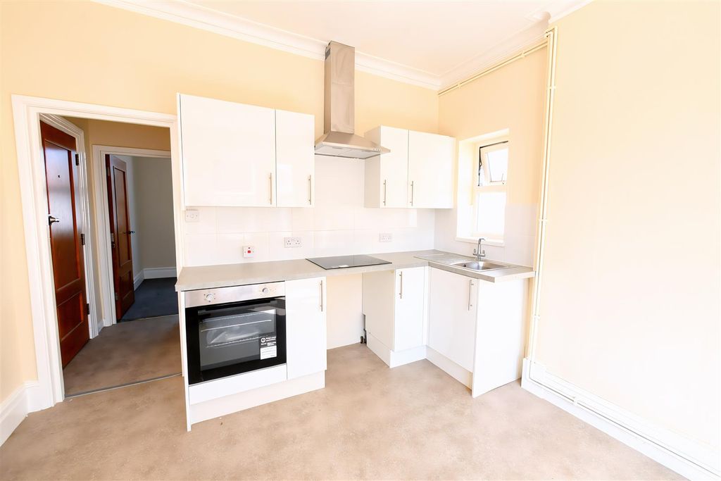 Property photo 3 of 6 Lounge/Kitchen