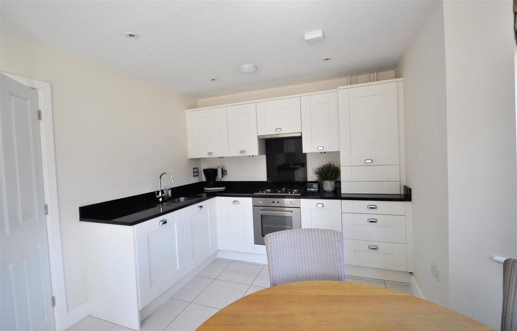 Property photo 2 of 11 Kitchen1.Jpg