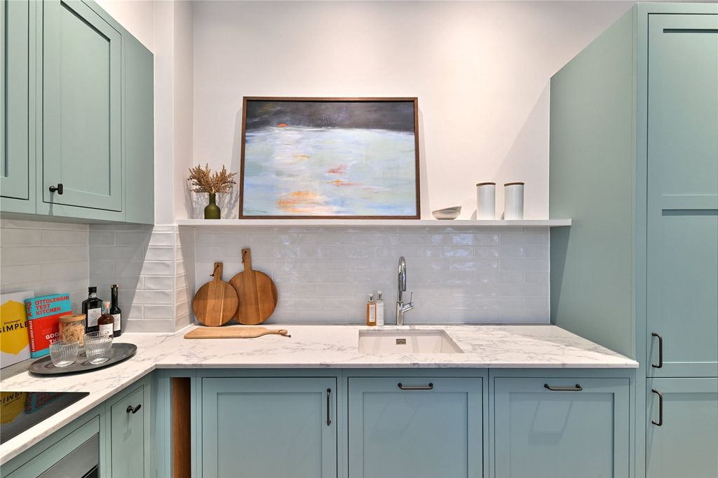 Property photo 3 of 8 Kitchen