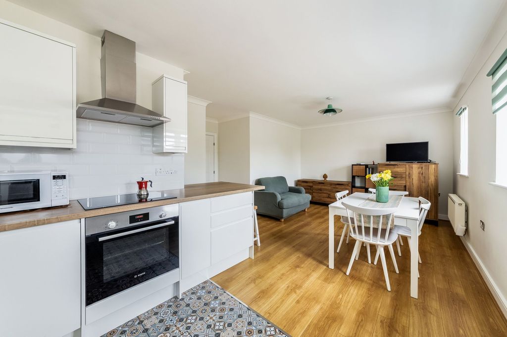 2 bed flat for saleRegal Close, Abingdon OX14 photo 4