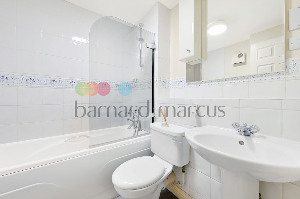 Property photo 3 of 8 Bathroom