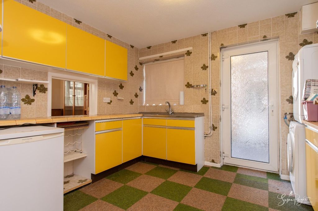 Property photo 3 of 25 Kitchen