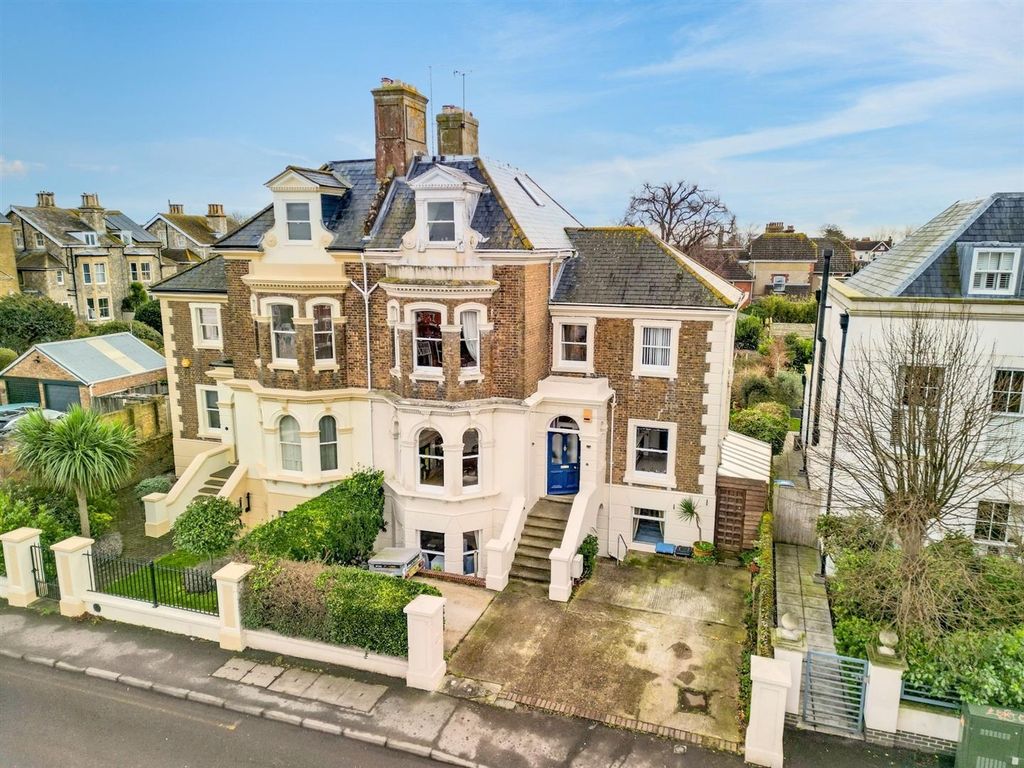 Property photo 1 of 26 Dover Road Walmer5.Jpg