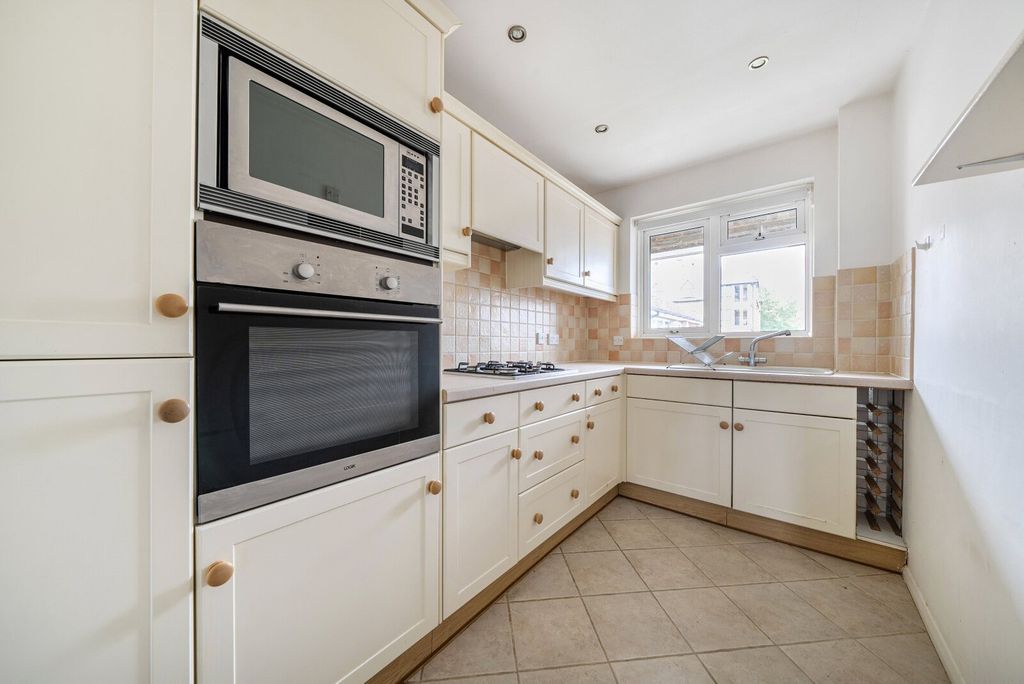 Property photo 3 of 9 Kitchen