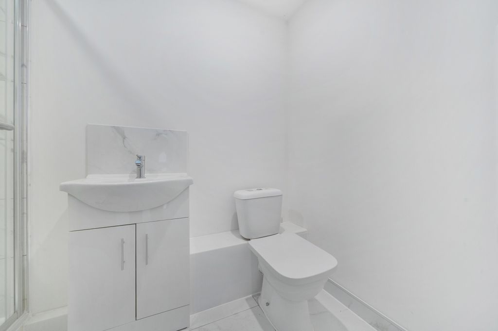Property photo 3 of 7 Bathroom