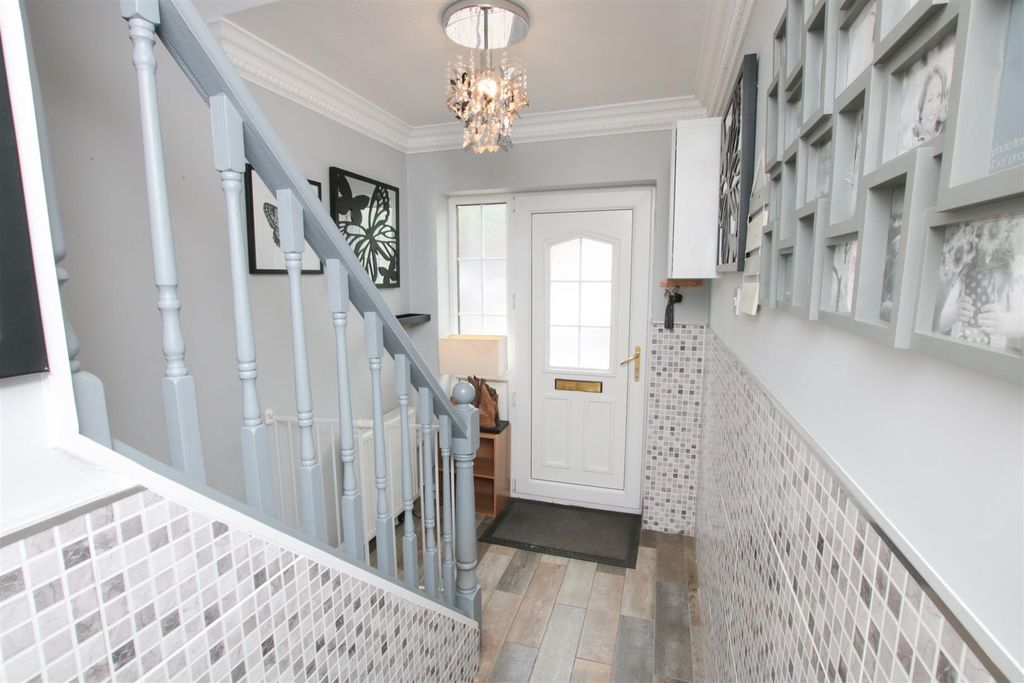 Property photo 3 of 18 Entrance Hall