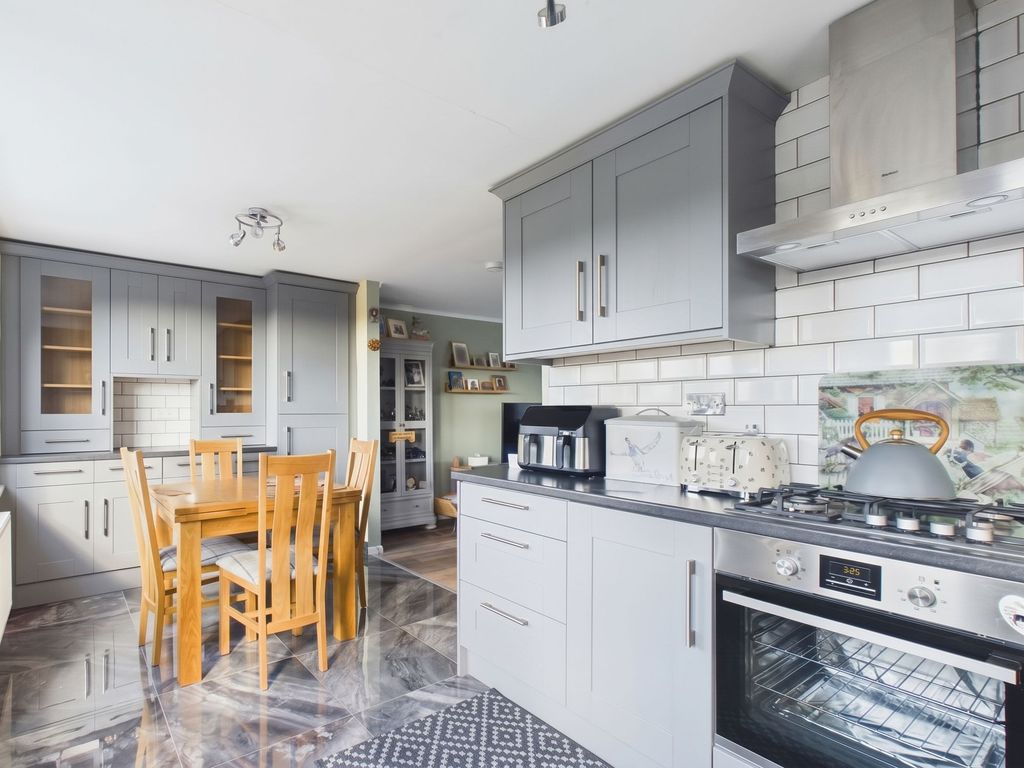 Property photo 3 of 17 Dining Kitchen