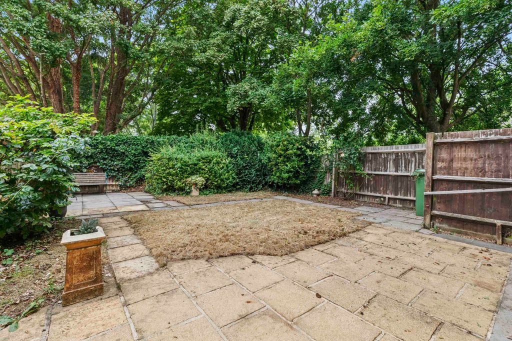 Property photo 3 of 8 32 Hellyer Way, Sl8 5Xn (Low Res)-5