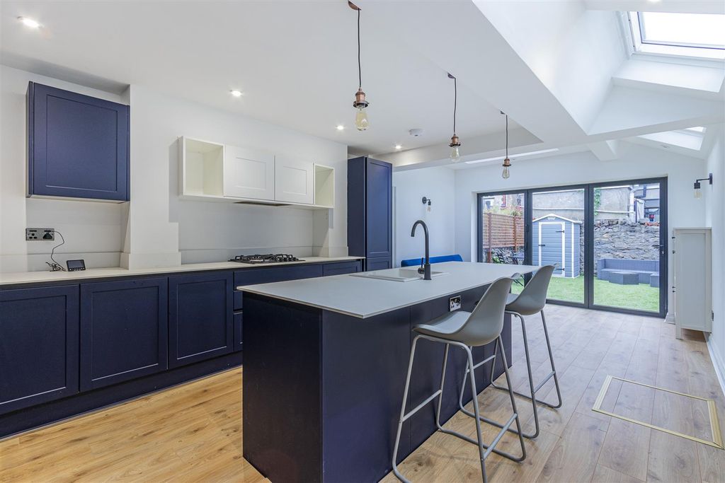 Property photo 2 of 20 Strathnairn Street 109-13.Jpg