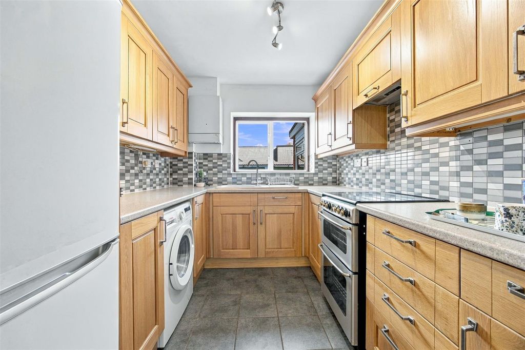 Property photo 3 of 10 Kitchen