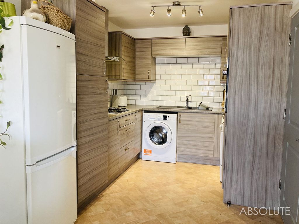 Property photo 3 of 8 Kitchen