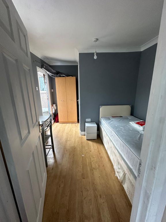 Property photo 1 of 7 Studio To Rent