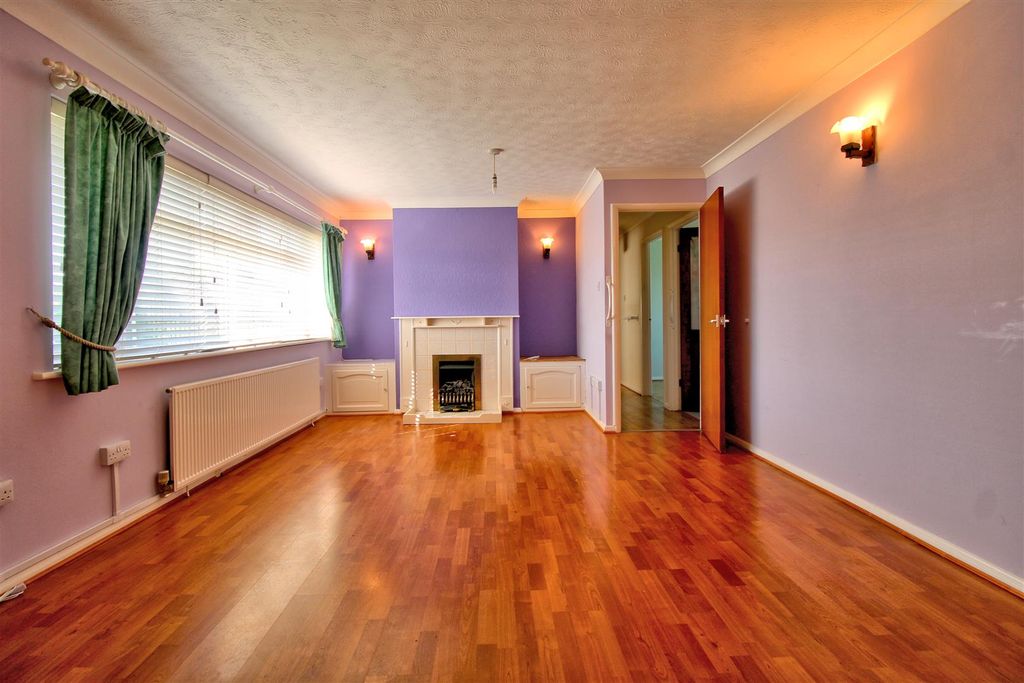 Property photo 3 of 23 Lounge