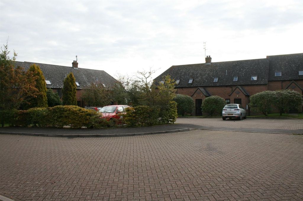 Property photo 3 of 3 Poplars Close 3.Jpg