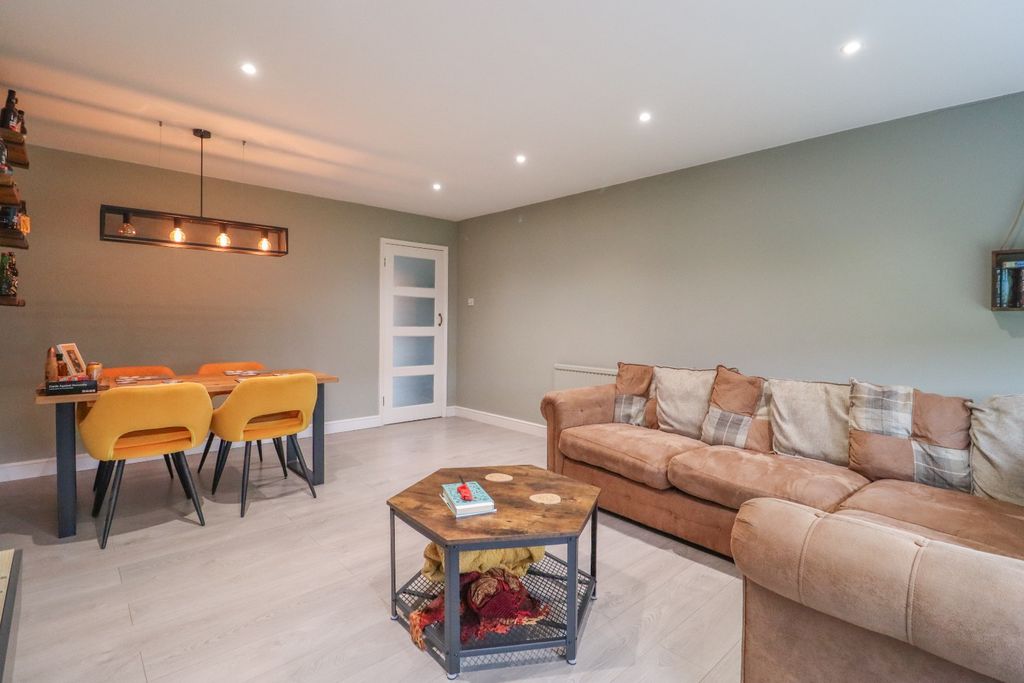 Property photo 2 of 19 4344692