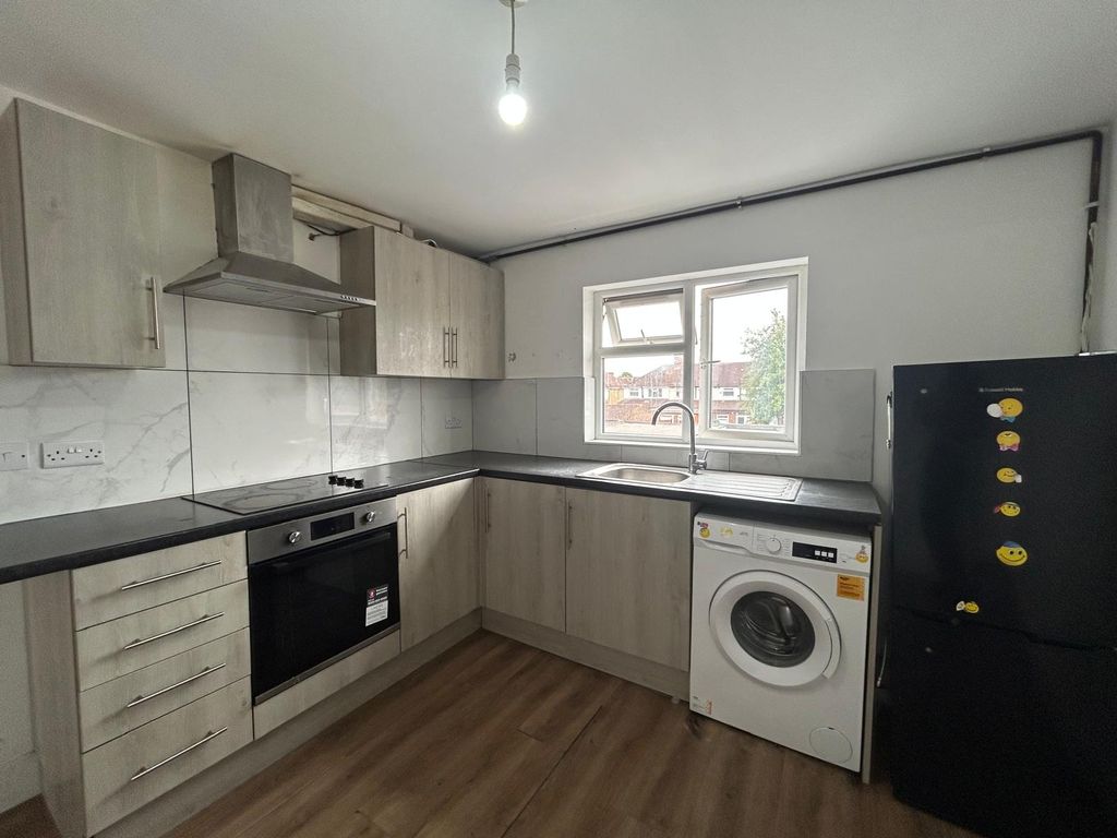 Property photo 1 of 7 2 Bed Flat To Rent Marlborough Road, Southall Ub2