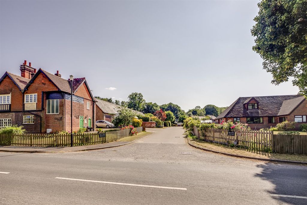 Property photo 2 of 16 9A The Leys, Halton Village, Hp22 5Gh-13.Jpg