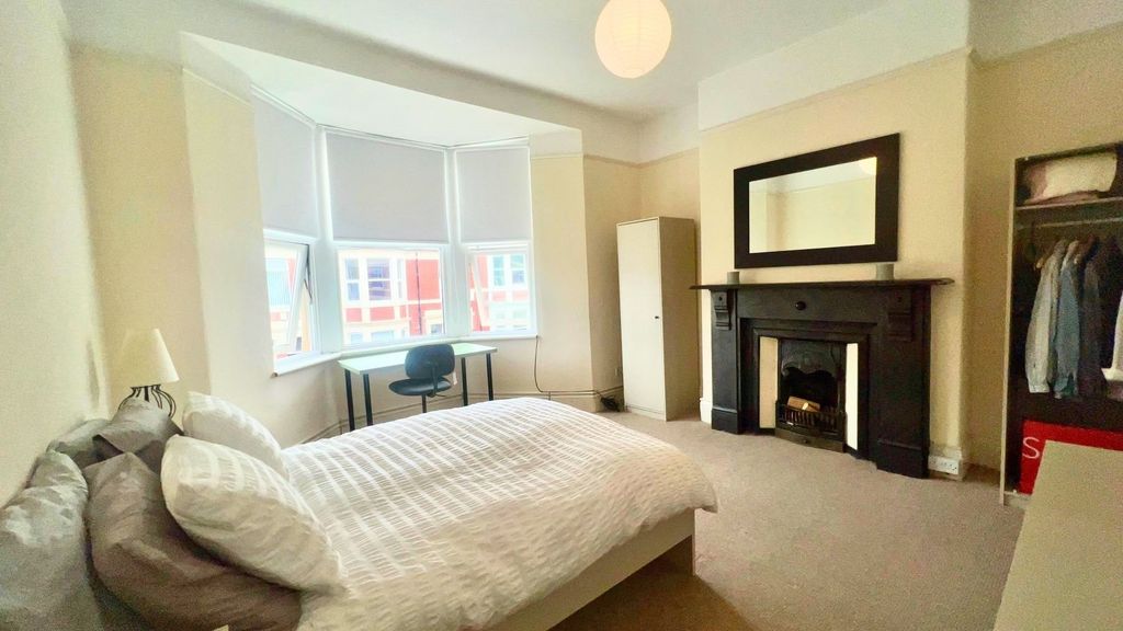 Property photo 2 of 15 A Bright And Spacious Master Bedroom Featuring A c...