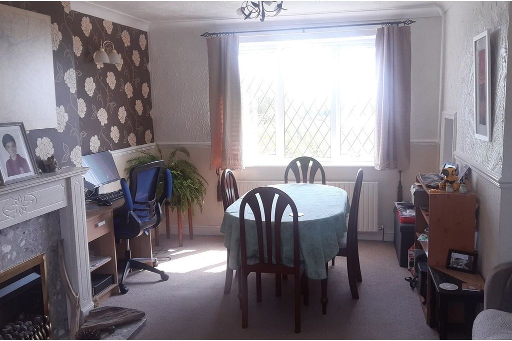 Property photo 3 of 17 Living / Dining Room