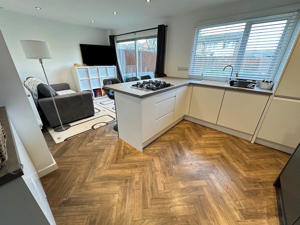 Property photo 2 of 19 4708113