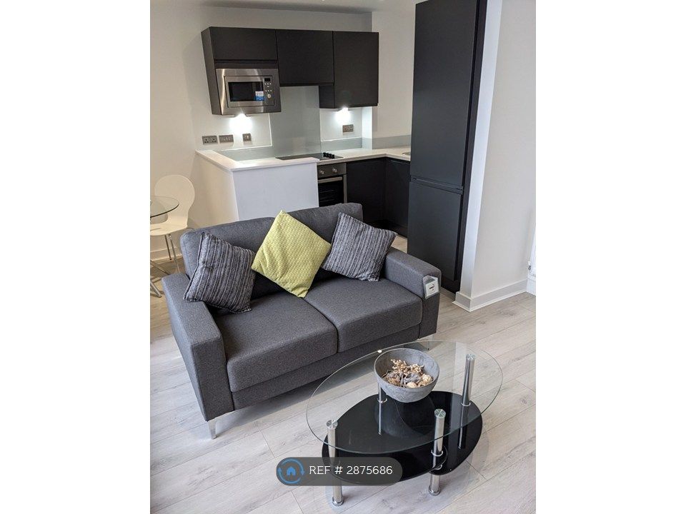 Property photo 1 of 17 Living Room/Kitchen