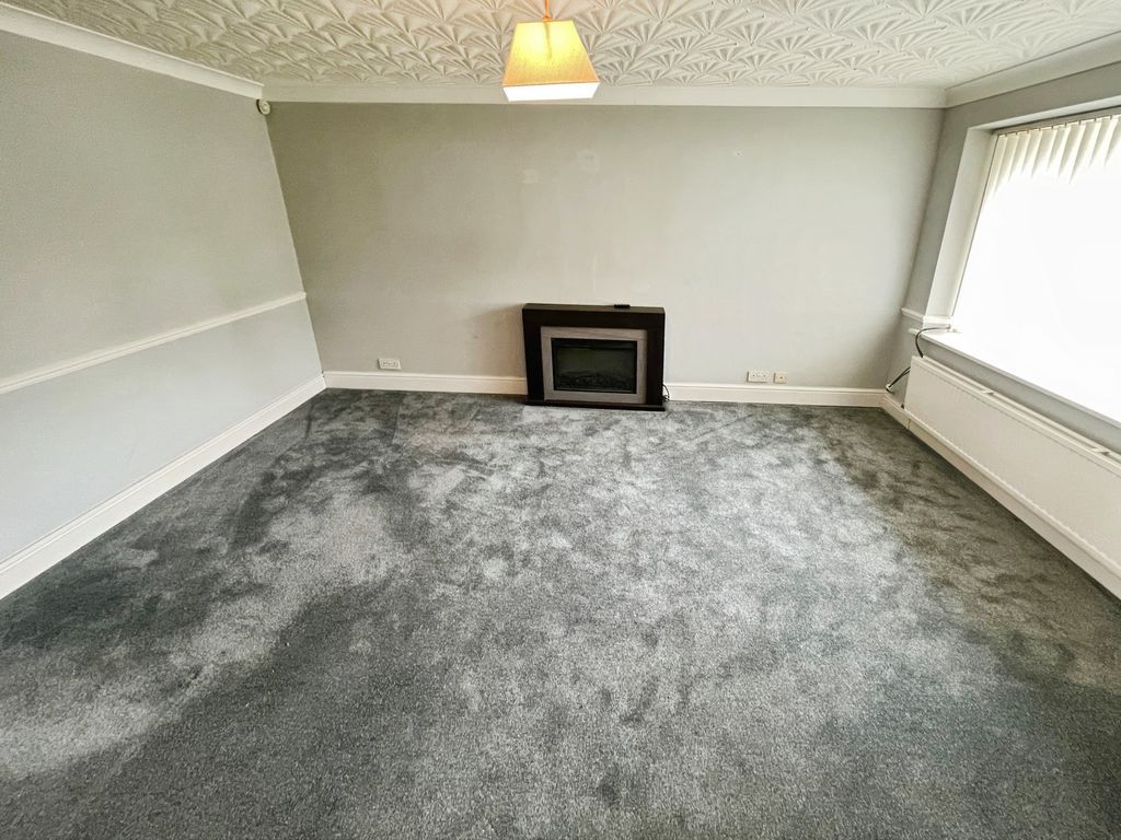 Property photo 3 of 13 Lounge