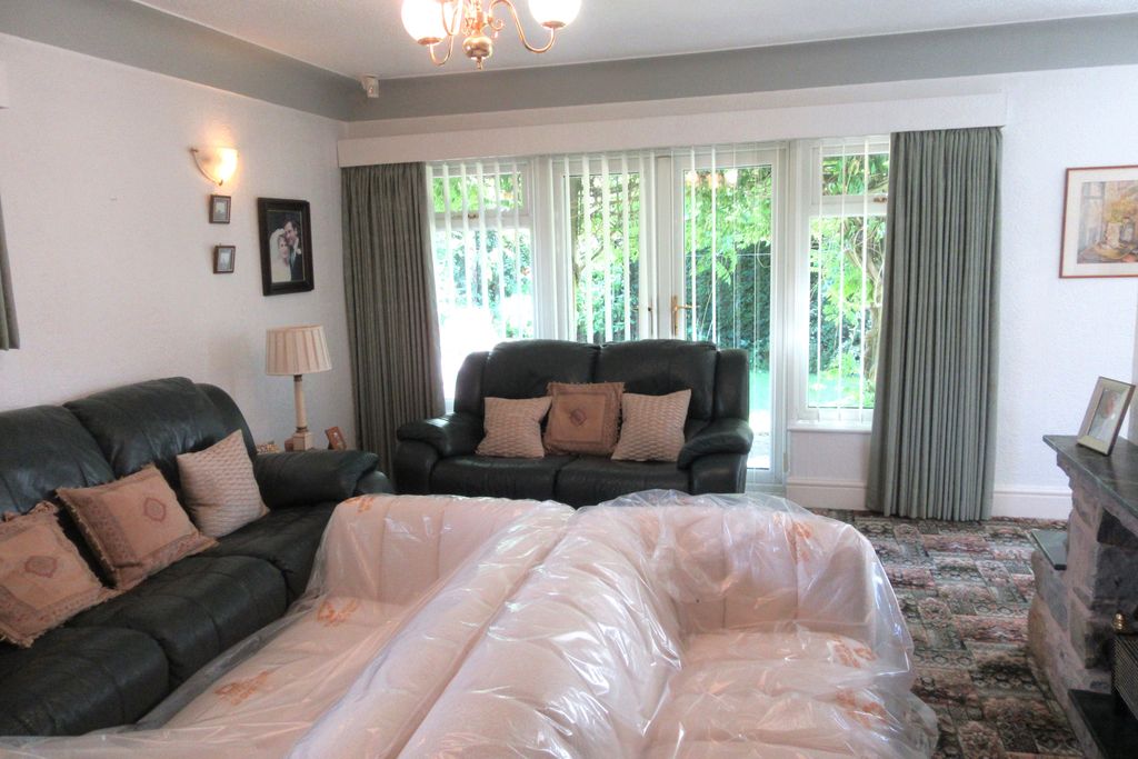 Property photo 3 of 24 Lounge