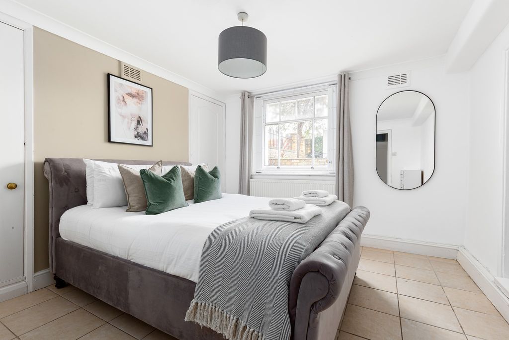 Property photo 3 of 25 Bedroom