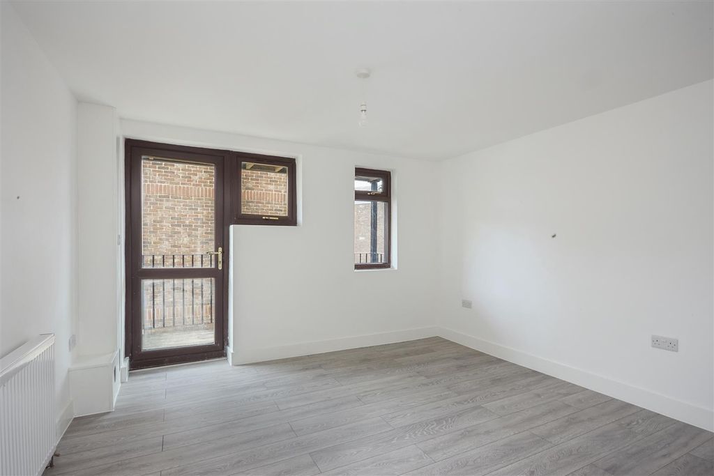 Property photo 2 of 6 Flat 3 314339 04.Jpg