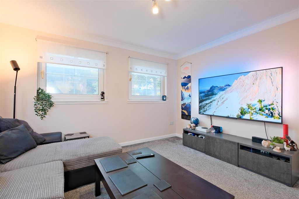 Property photo 2 of 18 Lounge
