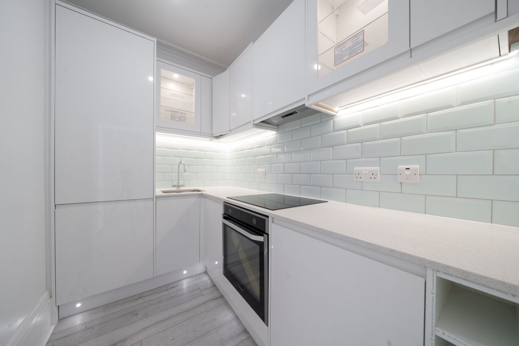 Property photo 3 of 11 Kitchen