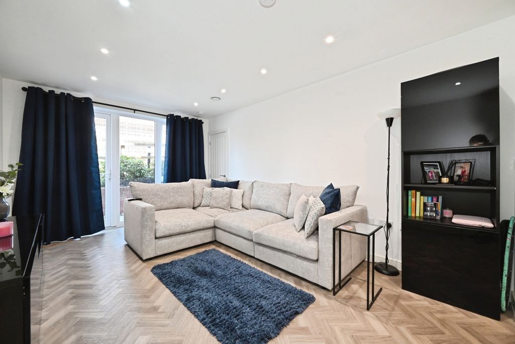 Property photo 2 of 10 Pbox-Img.Jpg